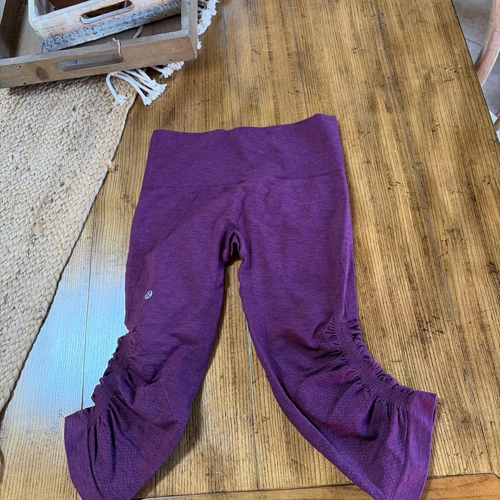 lululemon athletica burgundy Purple Ruched Capri Leggings in the flow new! Sz 4